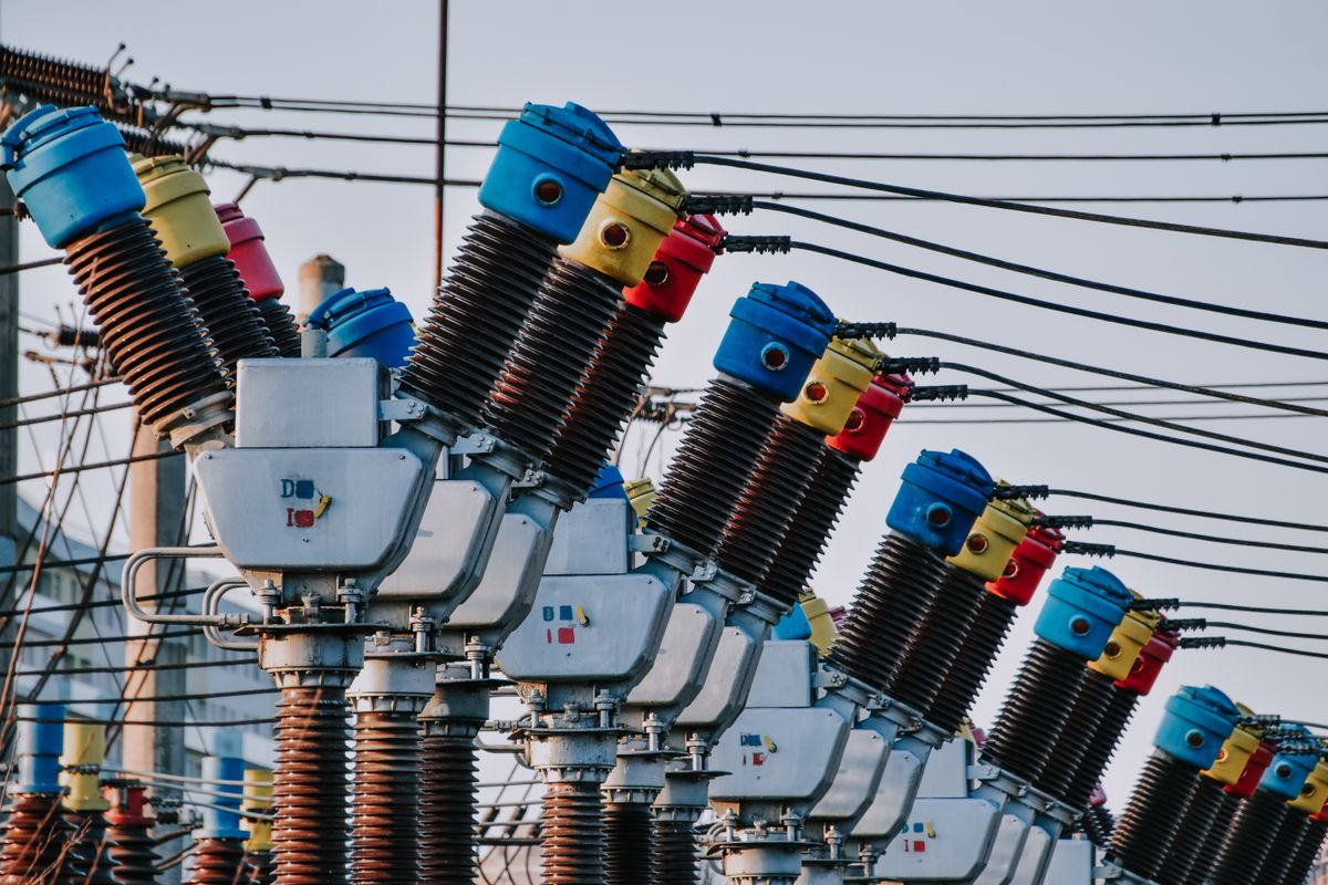 Subestação de energia com isoladores elétricos de alta tensão.