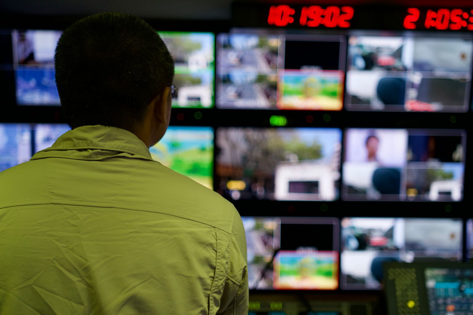 Sala de monitoramento com múltiplas telas de câmeras.