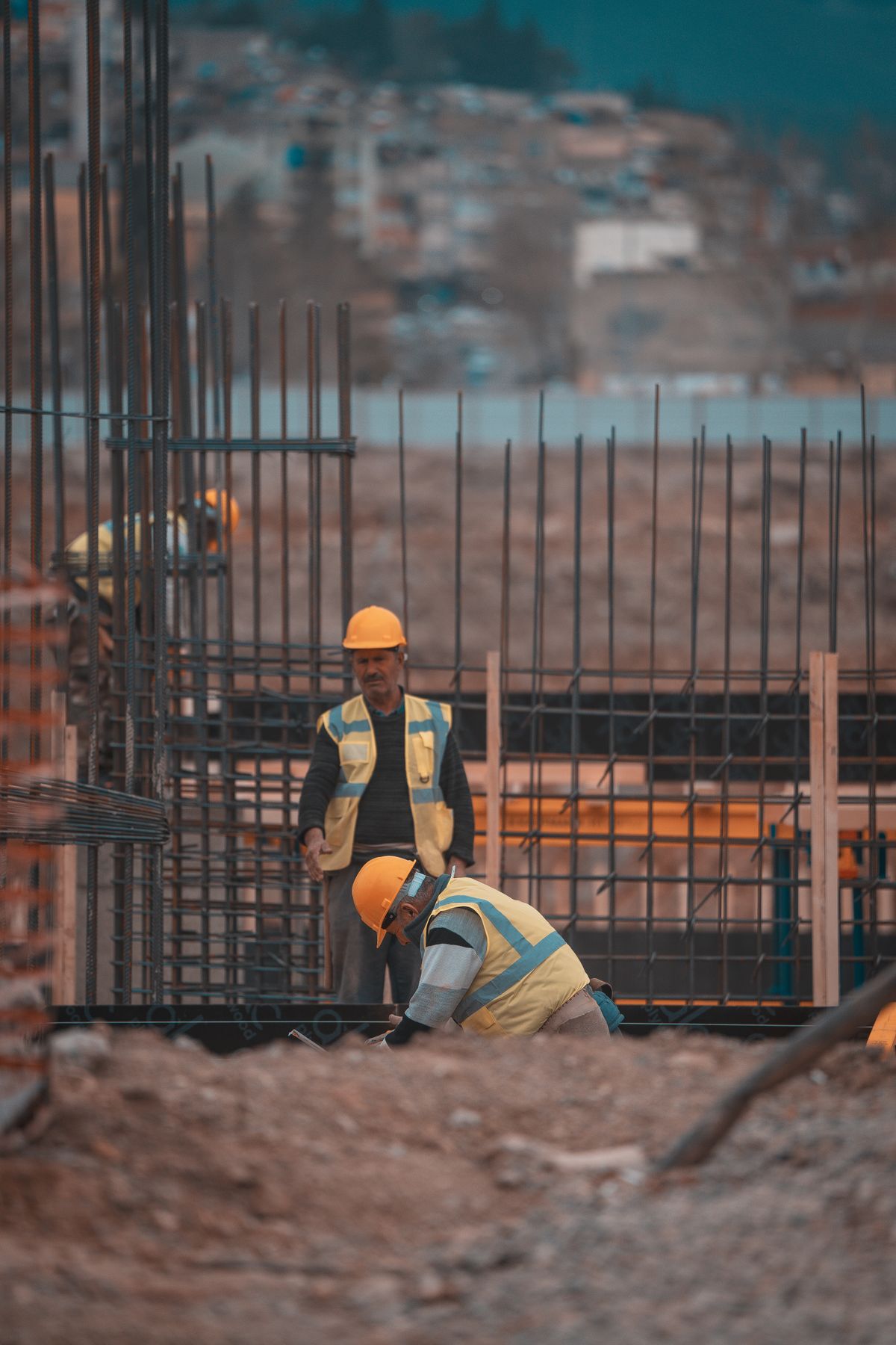 Equipe de obra trabalhando em fundação de concreto armado.